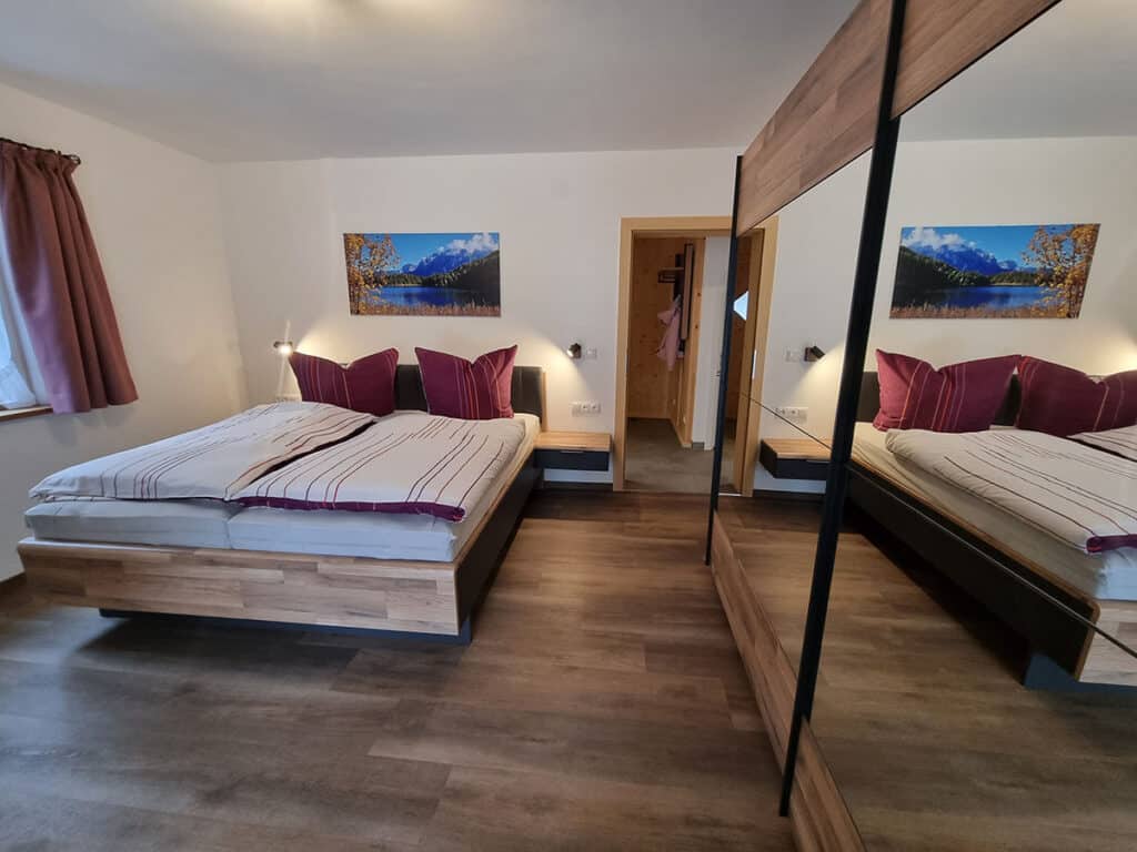 Schlafzimmer mit Doppelbett_Ferienwohnung Sunnaseitn